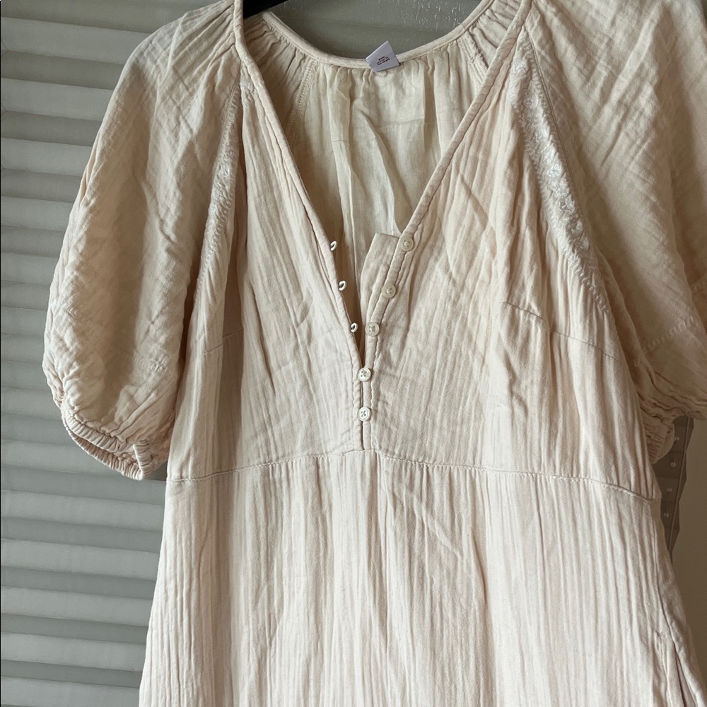 Old Navy Cream Maxi Dress - Picture 5 of 12